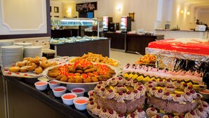 A buffet with various desserts and pastries. - Clover Magic Park Beach Alanya (Alanya)