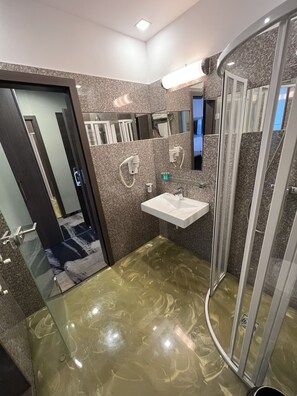 Shower, free toiletries, bathrobes, slippers - Scapino Hotel (Constanta)