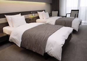 Basic-Doppelzimmer, 1 Schlafzimmer, Seeblick | Zimmersafe, Schreibtisch, schallisolierte Zimmer, kostenloses WLAN