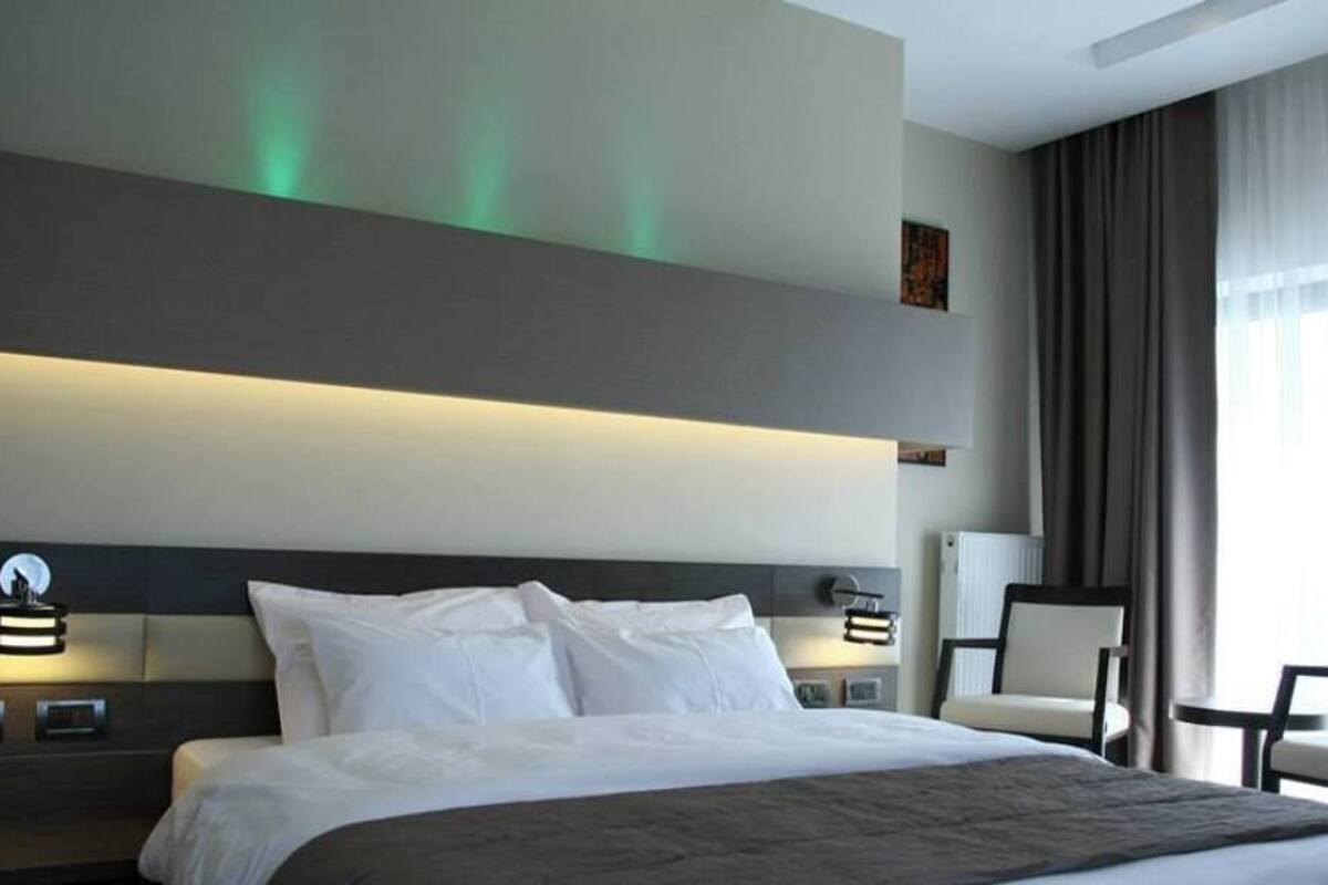 Caja de seguridad en la habitación y escritorio