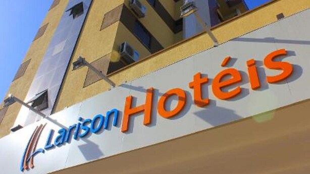 Un senyal d'hotel amb el nom 'Larison Hotéis'.