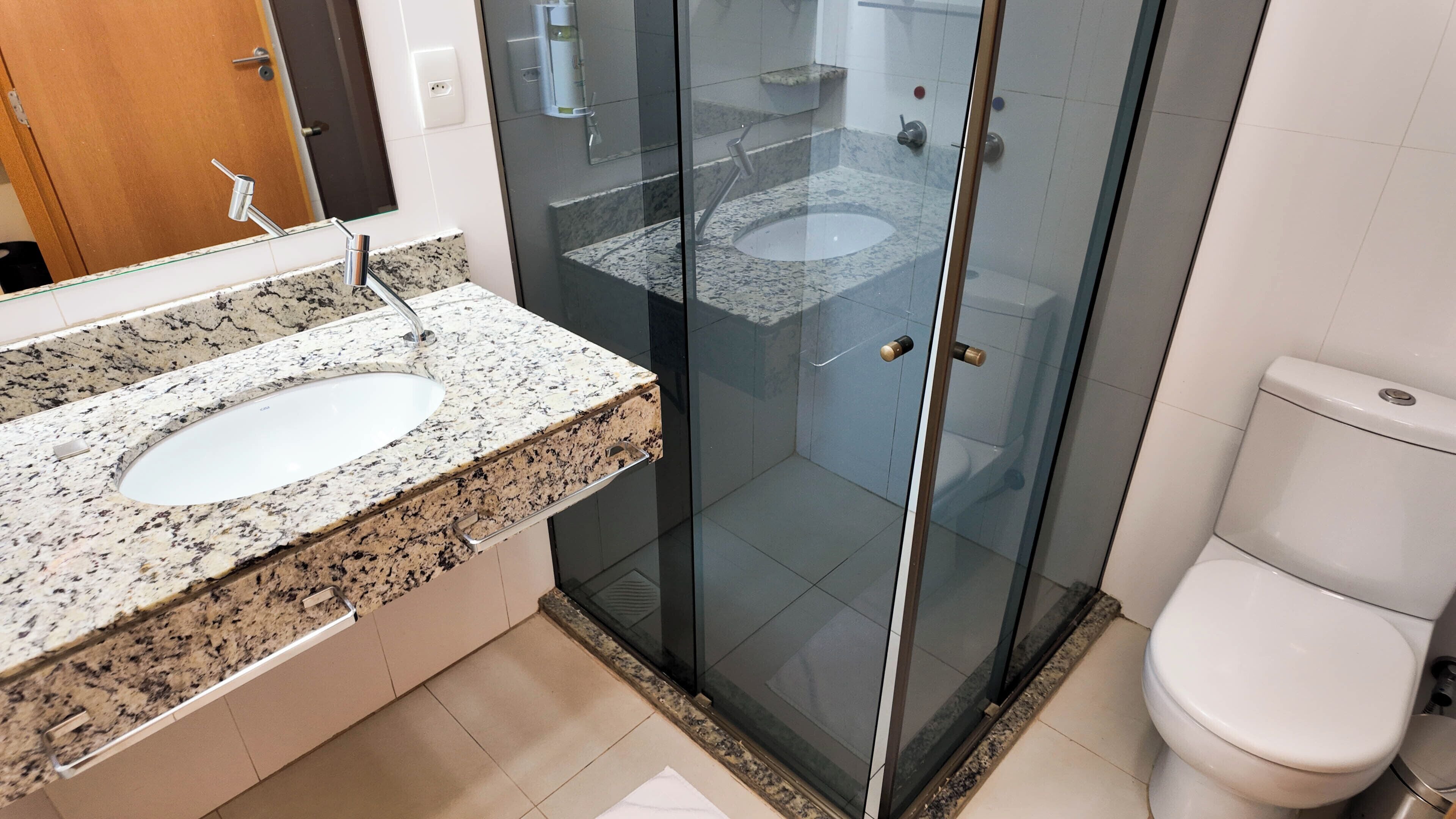 standard double room | bathroom | shower, free toiletries, towels