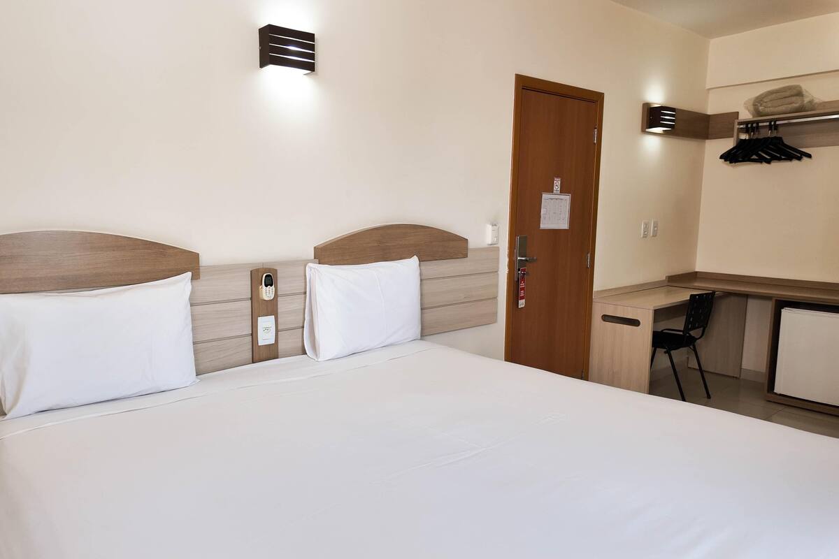 Minibar, escritorio, cortinas opacas y wifi gratis
