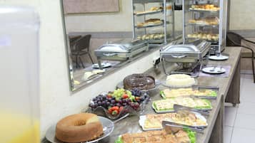 Café da manhã com buffet grátis todos os dias