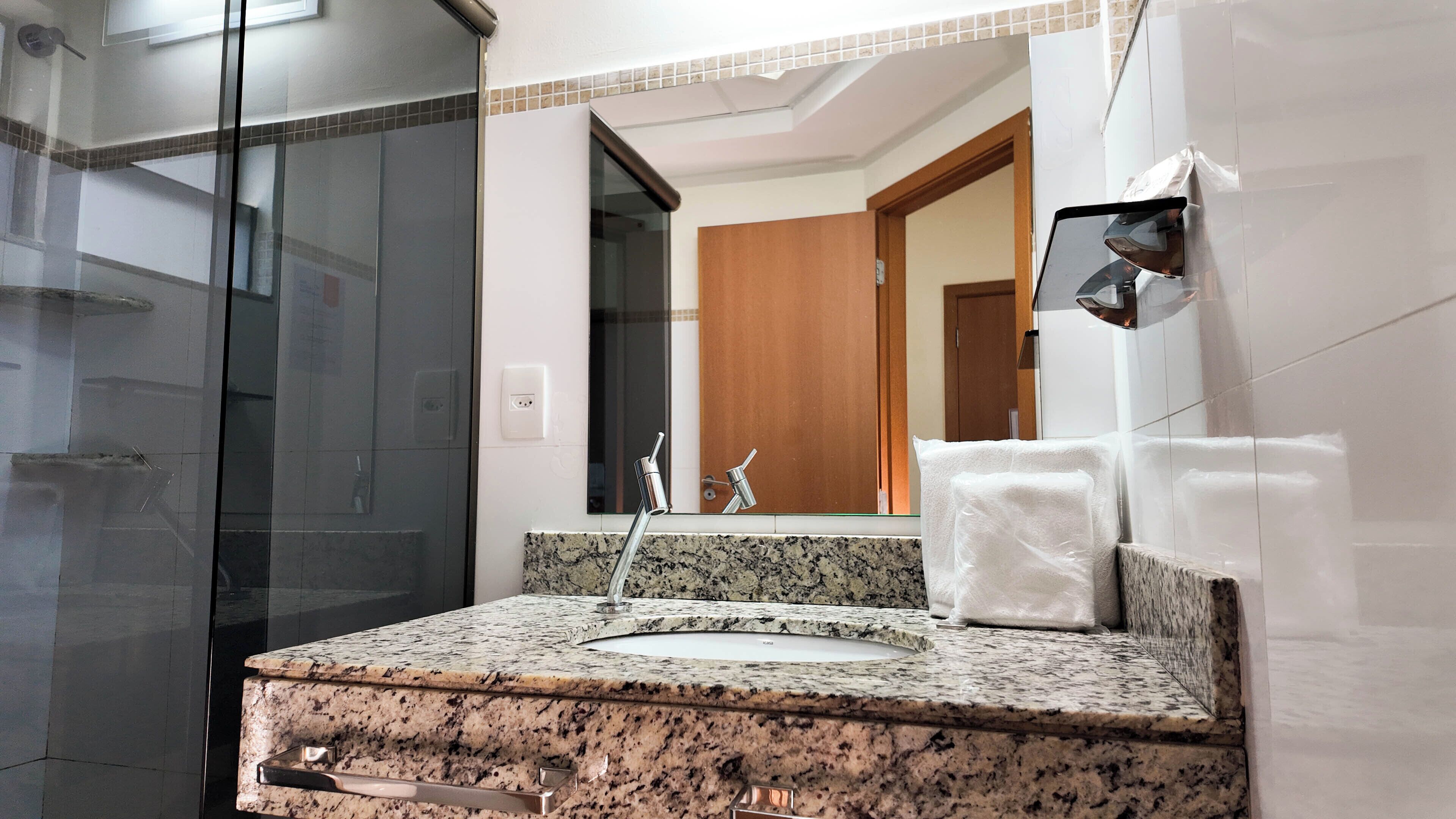 standard double room | bathroom | shower, free toiletries, towels