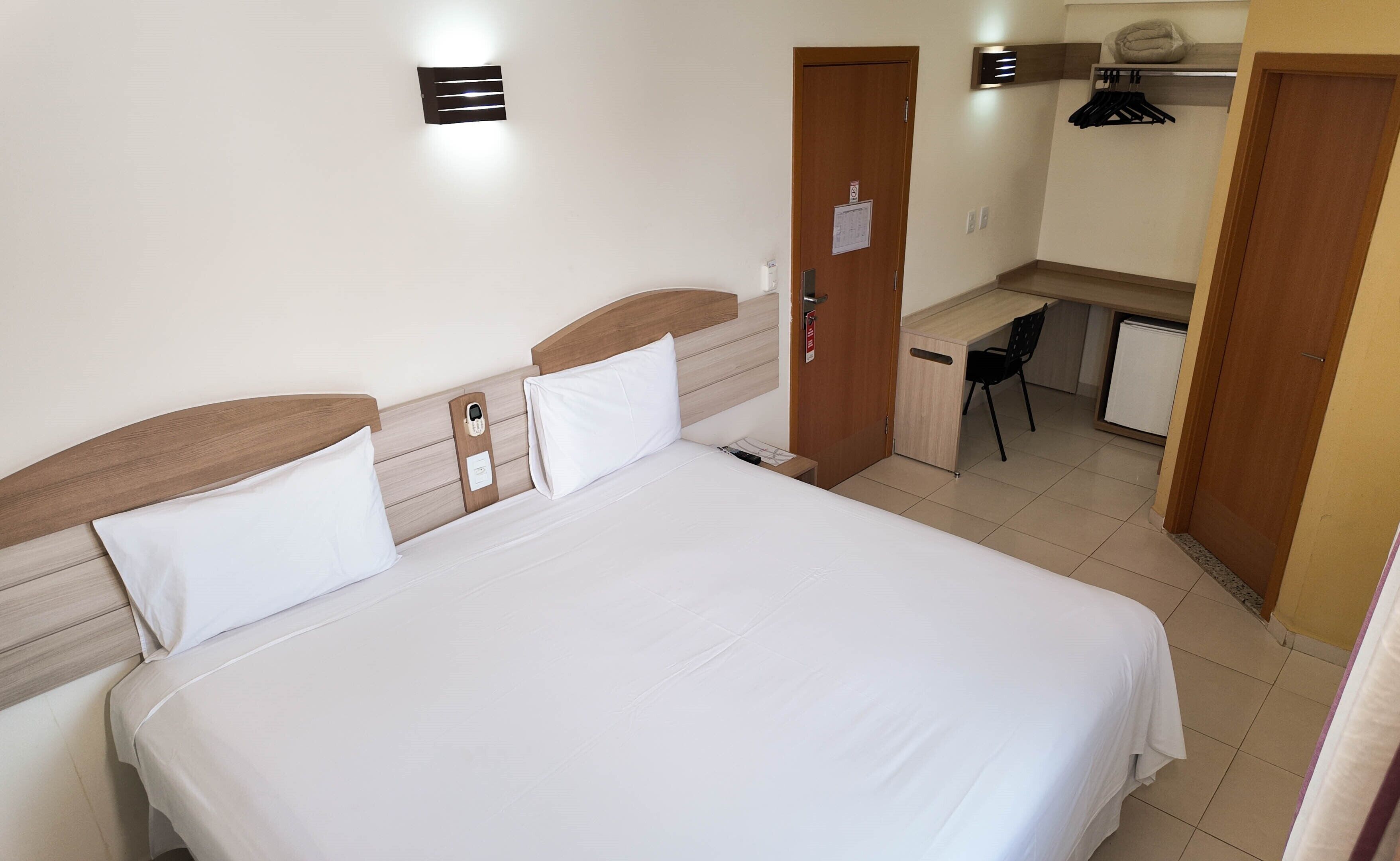 Standaard tweepersoonskamer | Een minibar, een bureau, verduisterende gordijnen, gratis wifi