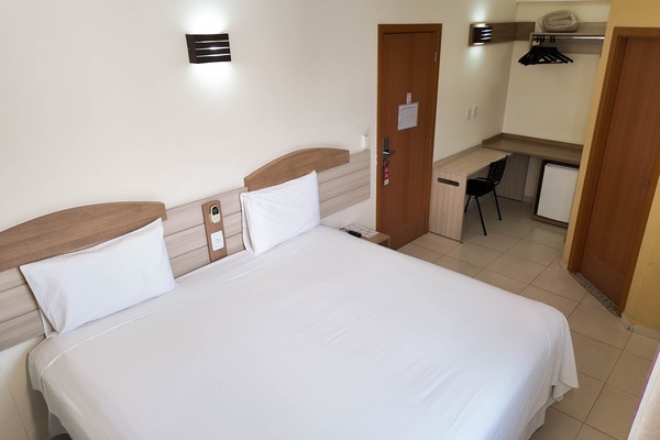 Standaard tweepersoonskamer | Een minibar, een bureau, verduisterende gordijnen, gratis wifi