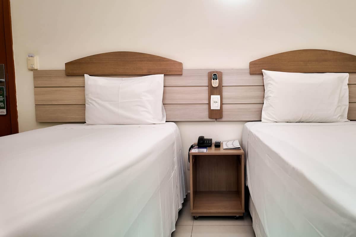 Een minibar, een bureau, verduisterende gordijnen, gratis wifi