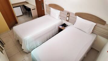 Quarto Twin Standard | Minibar, desk, blackout drapes, free WiFi