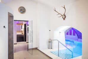 Inomhuspool med öppettider 08.00 till 21.00, och solstolar