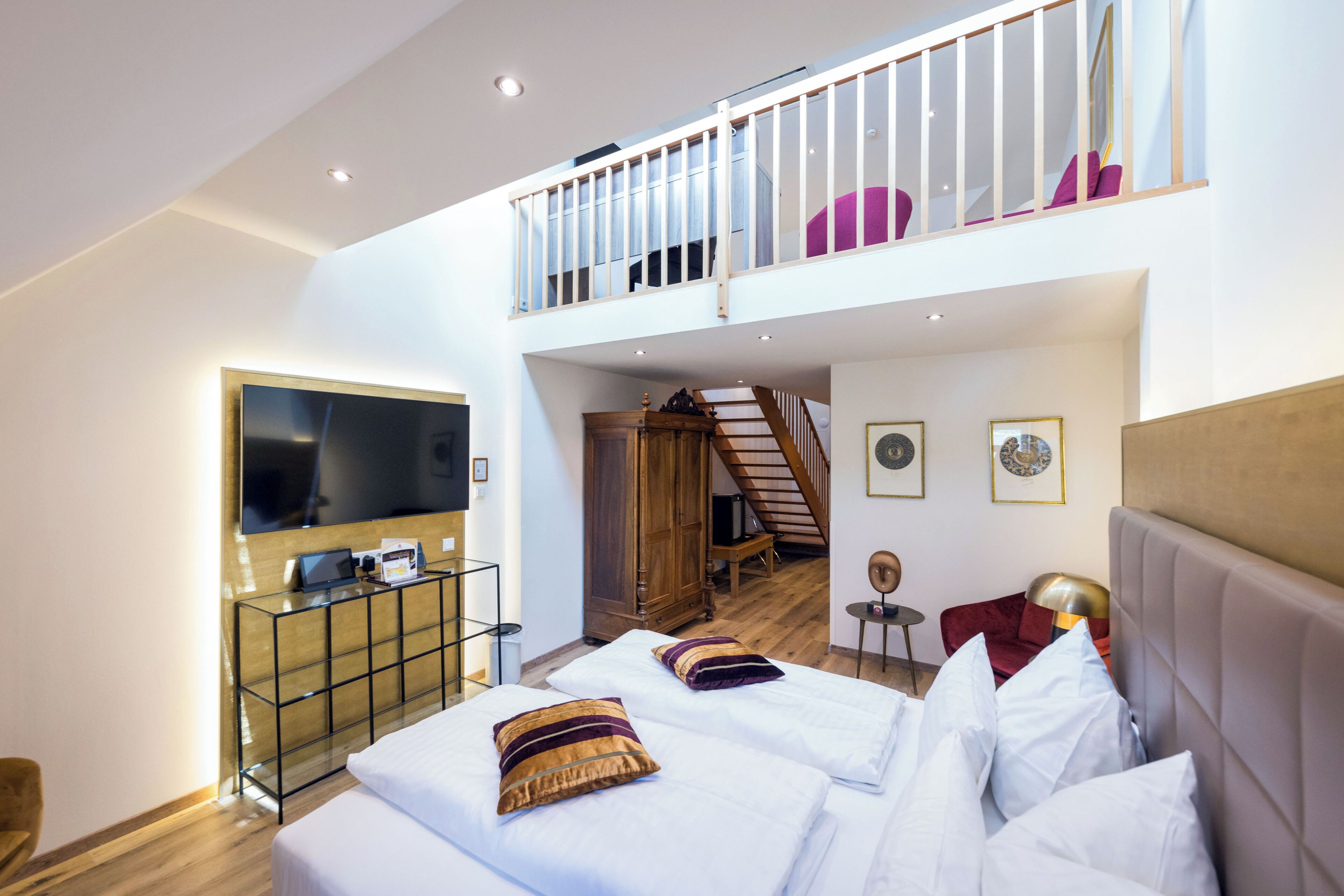 Junior Duplex | Minibar, in-room safe, individually decorated, individually furnished