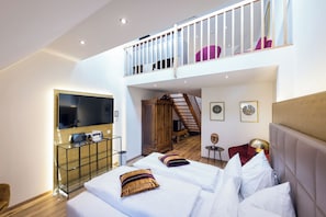 Duplex júnior | Frigobar, cofres nos quartos, individualmente decorados