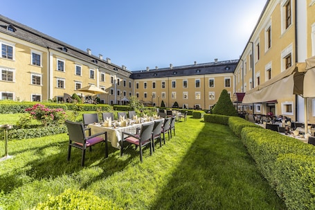 Esterni. Schlosshotel Mondsee