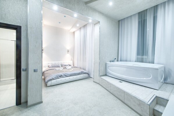 Suite, Jetted Tub | Free WiFi, bed sheets