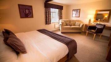 Premium bedding, desk, iron/ironing board, free WiFi