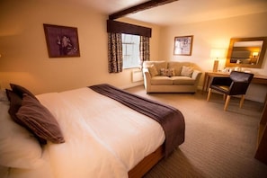 Premium bedding, desk, iron/ironing board, free WiFi
