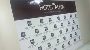 Un muro con diversi cartelli per HOTEL ALIYA, che indica che fa parte di una catena alberghiera.