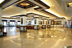 Lobby - Centaur Hotel IGI Airport (New Delhi)