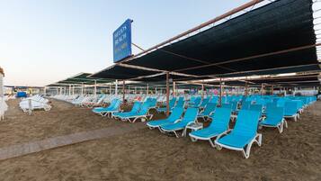 Privat strand og sandvolleyball
