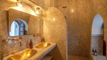 Senior Suite | Bathroom | Free toiletries, hair dryer, towels