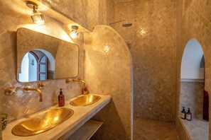 Suite Sénior | Salle de bain | Articles de toilette (gratuits), séchoir à cheveux, serviettes fournies