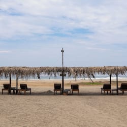 Sulla spiaggia, sabbia bianca, lettini da mare, ombrelloni