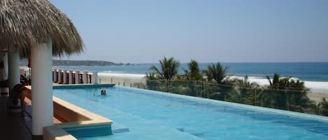 2 piscines extérieures
