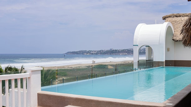 A swimming pool with a view of the ocean and beach. - Blater Hotel (Santa Maria Colotepec)