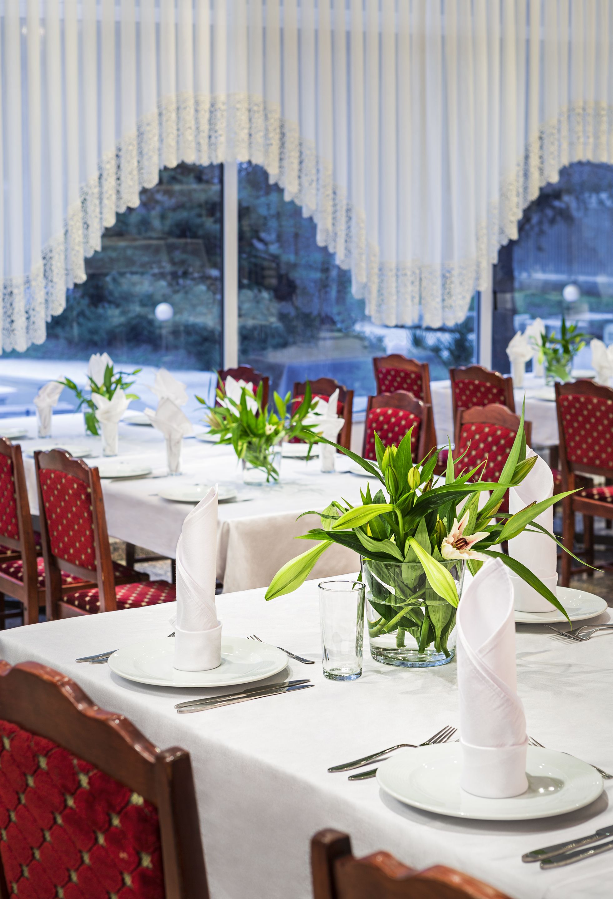 breakfast, lunch and dinner served