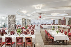 Petit déjeuner, déjeuner et dîner servis sur place