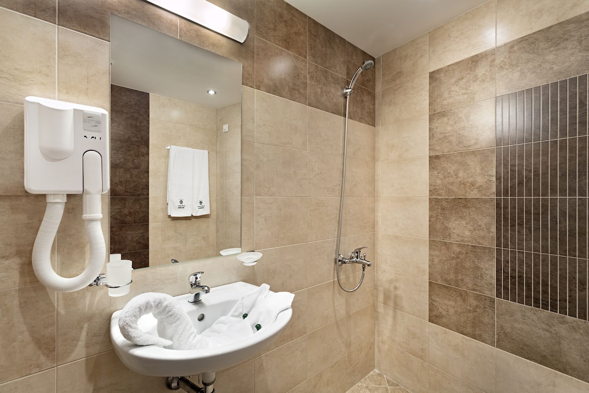 shower, free toiletries, towels