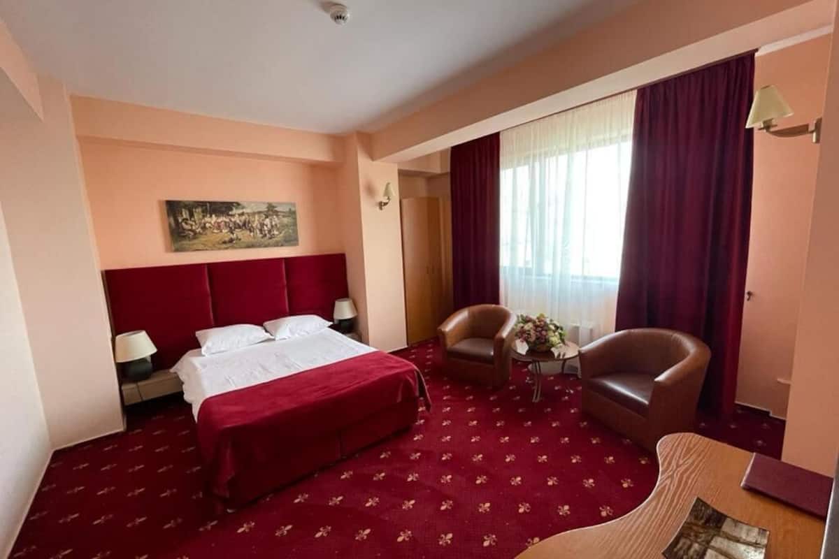 1 quarto, frigobar, escrivaninha, quartos à prova de som