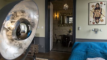 Caja fuerte, escritorio, tabla de planchar con plancha y despertador