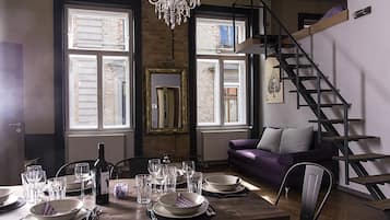 Caja fuerte, escritorio, tabla de planchar con plancha y despertador