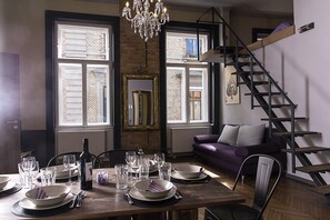 Caja fuerte, escritorio, tabla de planchar con plancha y despertador