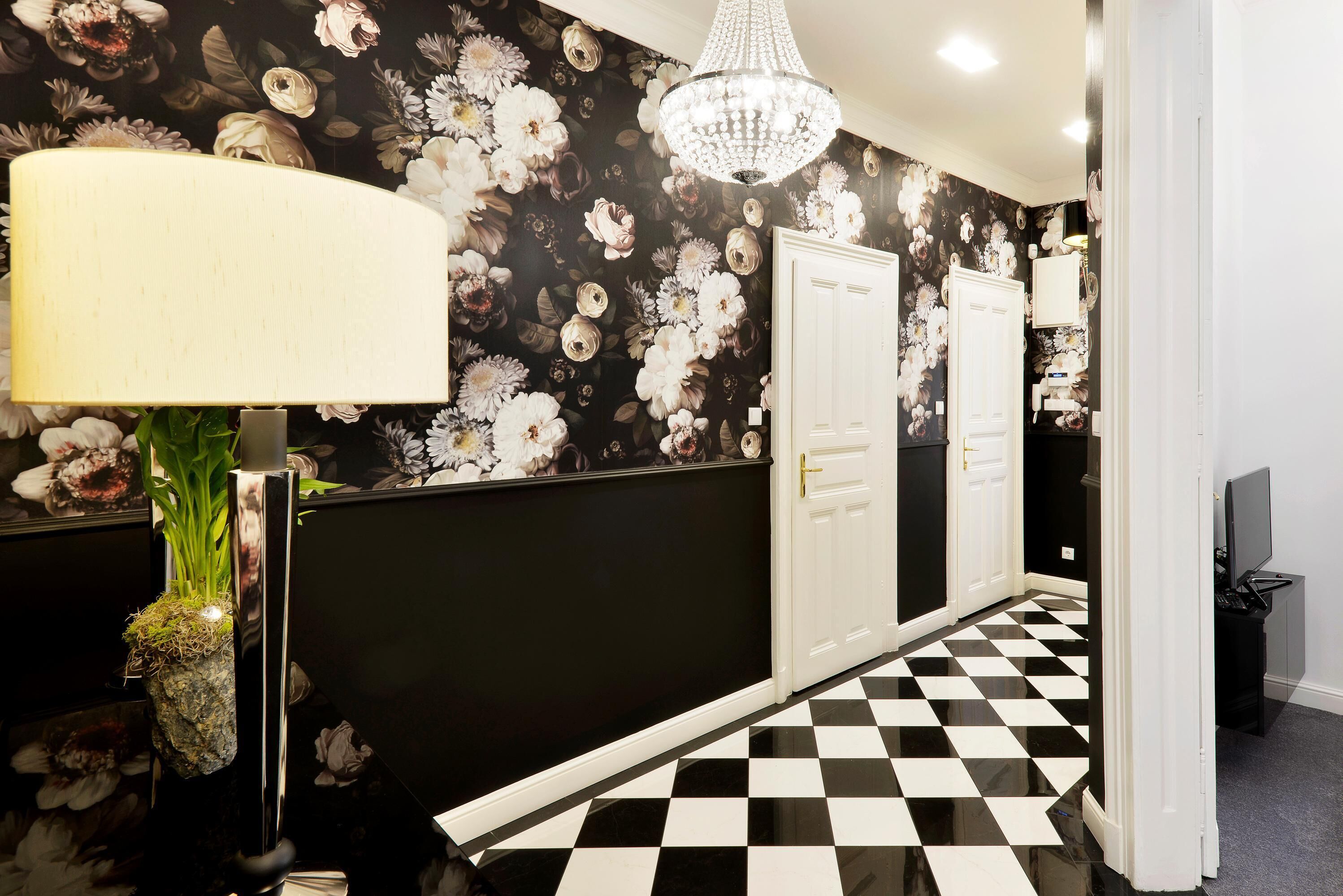 Zimmersafe, Schreibtisch, Bügeleisen/Bügelbrett, Wecker