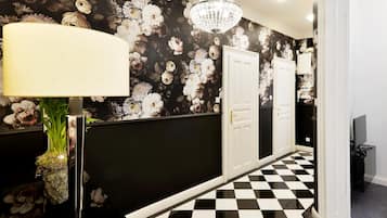 Caja fuerte, escritorio, tabla de planchar con plancha y despertador