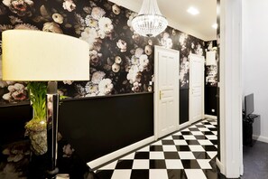 Caja fuerte, escritorio, tabla de planchar con plancha y despertador