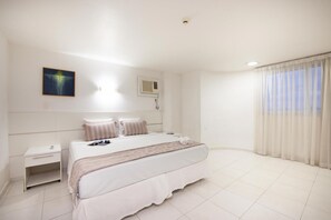 Standard dubbelrum | Minibar, värdeförvaringsskåp på rummet och skrivbord