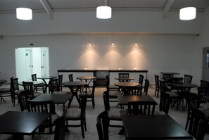 2 restaurantes, se sirve almuerzo 