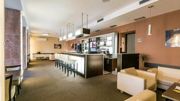 Bar (trong khuôn viên)