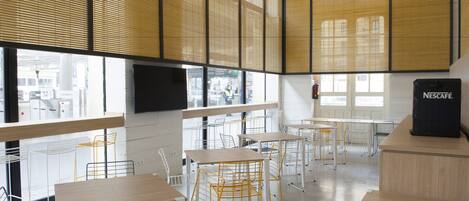 Petit déjeuner continental (3.00 EUR par personne)