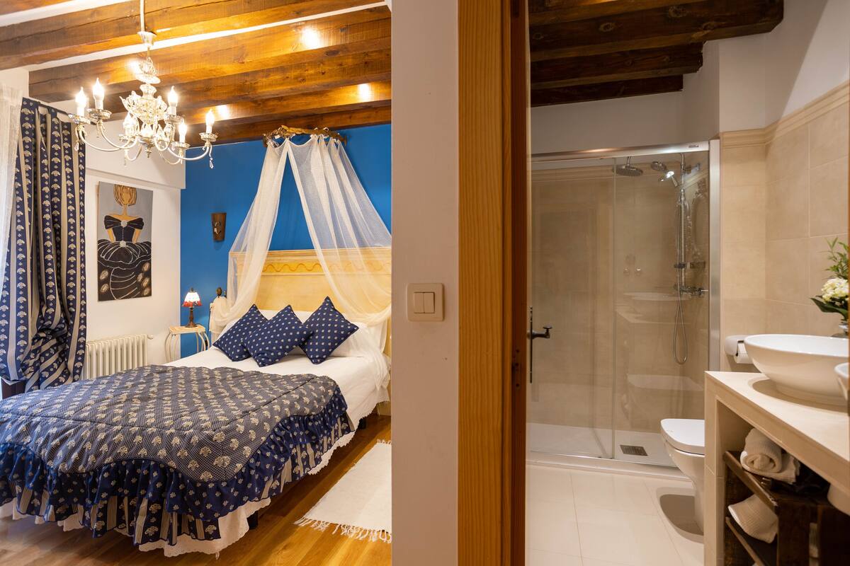 double room | bathroom | shower, deep-soaking bathtub, free toiletries, hair dryer