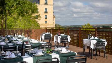 Petit déjeuner et déjeuner servis sur place, restauration en plein air