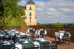 Breakfast, lunch, dinner served; local cuisine, alfresco dining - Posada De Eufrasio (Lerma)