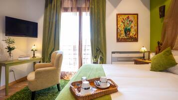 Une chambre d’hôtel avec un lit, un bureau, une chaise, une télévision et un tableau au mur.