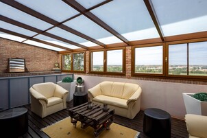 Habitación doble | Zona de estar | Una televisión de pantalla plana