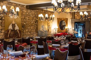 Ofereix taules a l'aire lliure i s'hi serveixen esmorzars i dinars