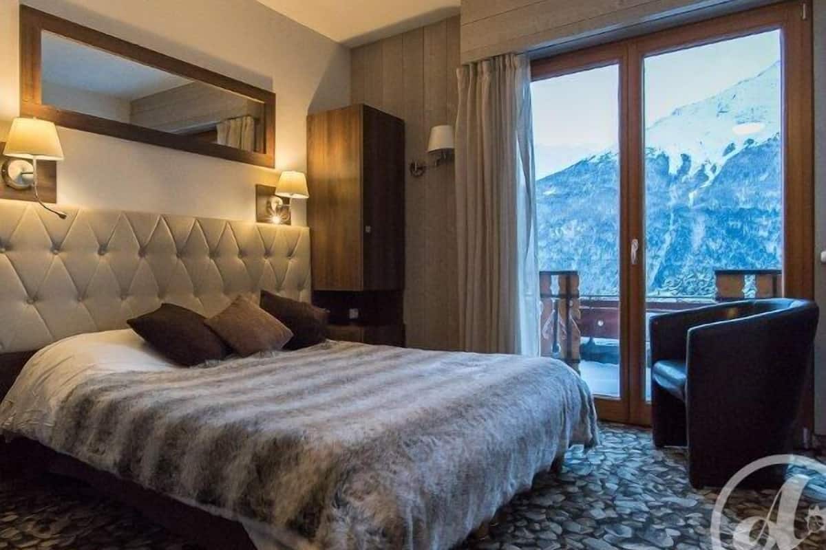 superior double room | 1 bedroom, in-room safe, desk, blackout curtains