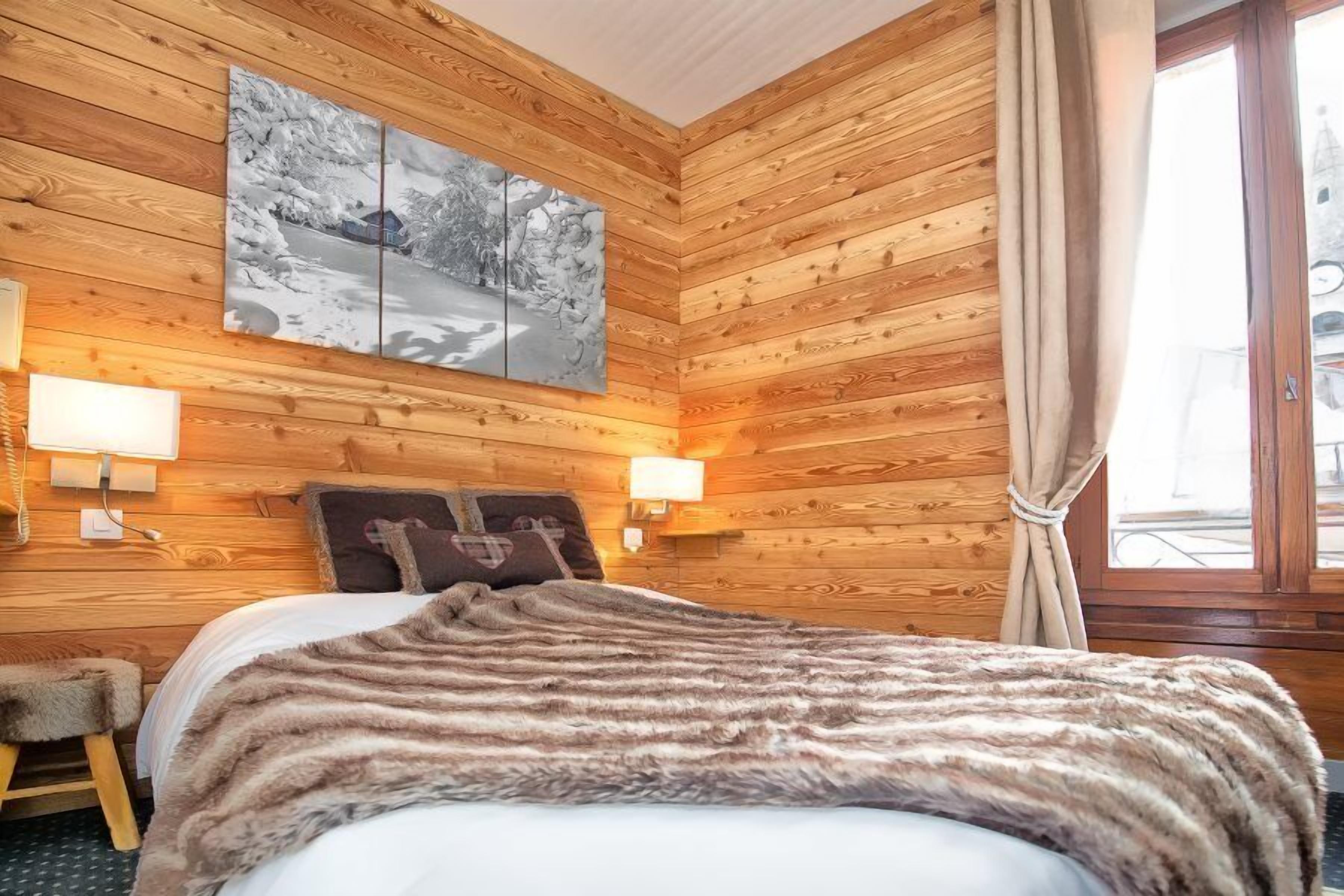 family triple room | 1 bedroom, in-room safe, desk, blackout curtains